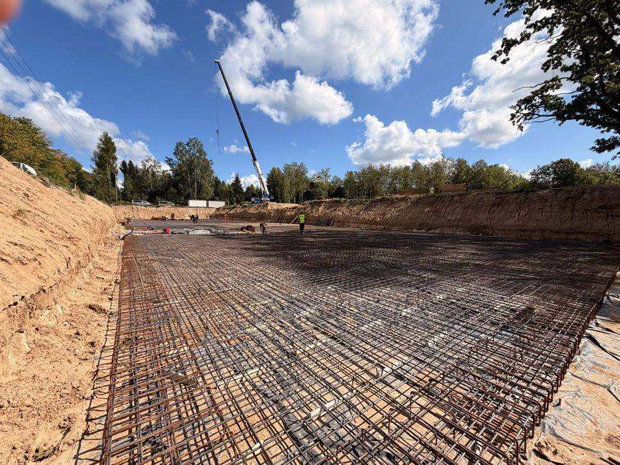 Wykop ze zbrojeniem płyty fundamentowej — budowa Jachranka