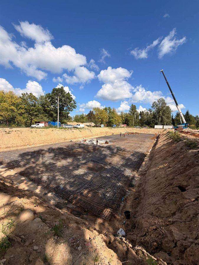 Zbrojona płyta fundamentowa widziana z krawędzi wykopu